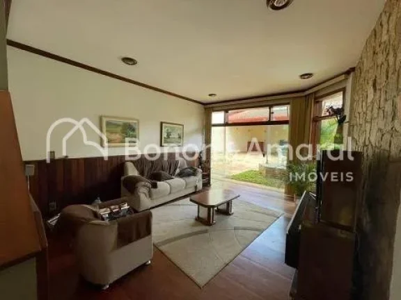 Imagem Linda casa à venda em condomínio fechado. Casa assobradada com hall de entrada, três salas grande...