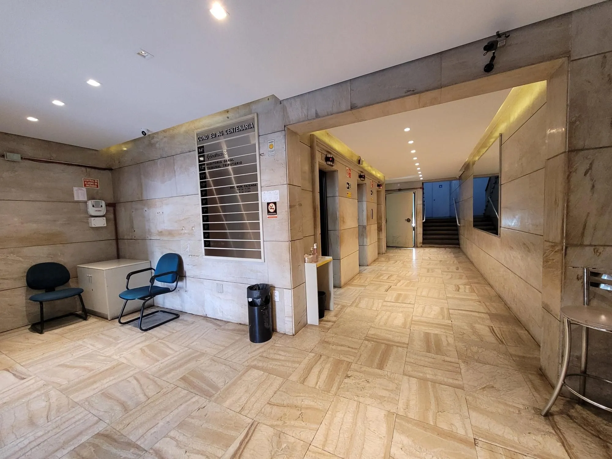 Imagem MÁFFER IMÓVEIS ALUGA SALA COMERCIAL NA RUA URUGUAI, 277.