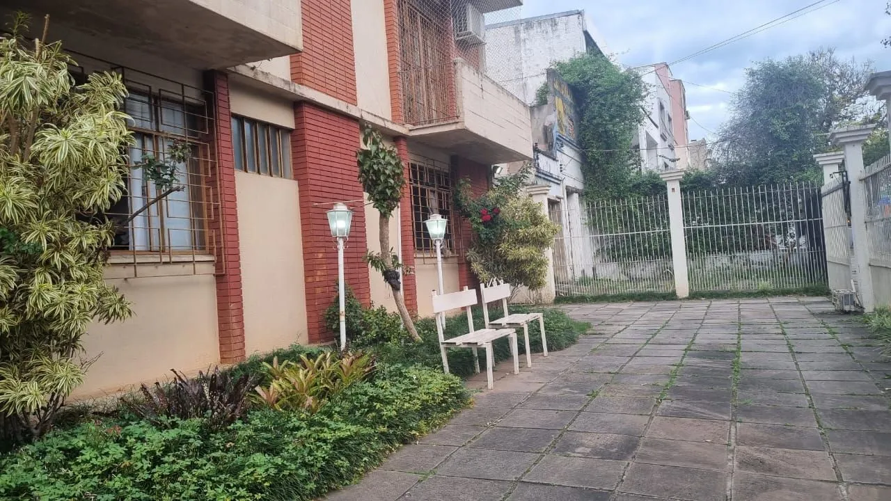 Imagem Aproveite o sol e a vista, apartamento para venda de frente com sacada, 2 dormitórios com 1 vaga no bairro Santana em Porto Alegre/RS.
