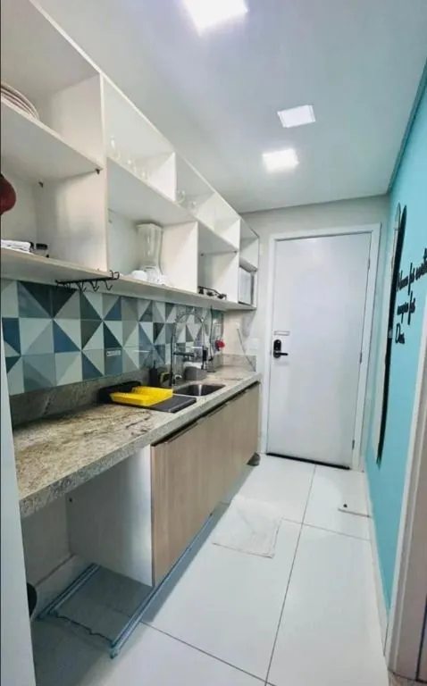 Imagem Flat mobiliado a 250 m do mar, pronto para locação por temporada, com piscina, elevador e condomínio fechado.