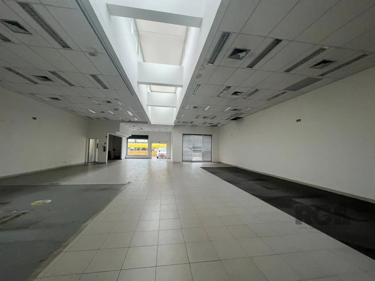 Imagem Loja para Venda - 450m², 0 dormitórios, 1 vaga - Petrópolis