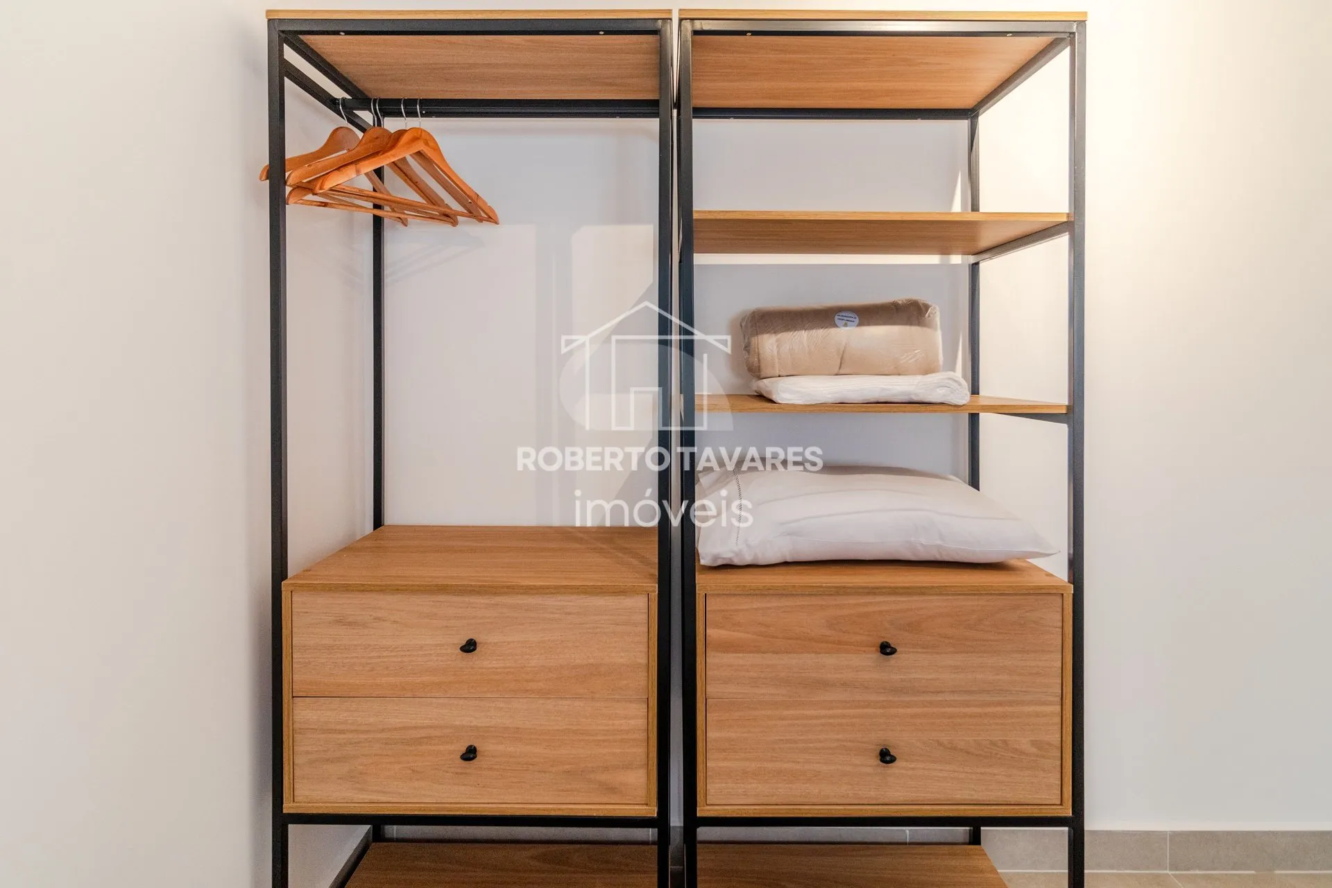 Imagem Apartamento totalmente mobiliado. VENDA DE PORTEIRA FECHADA - O imóvel conta com 2 quartos, sendo 1 suíte, além de uma vaga de garagem.
