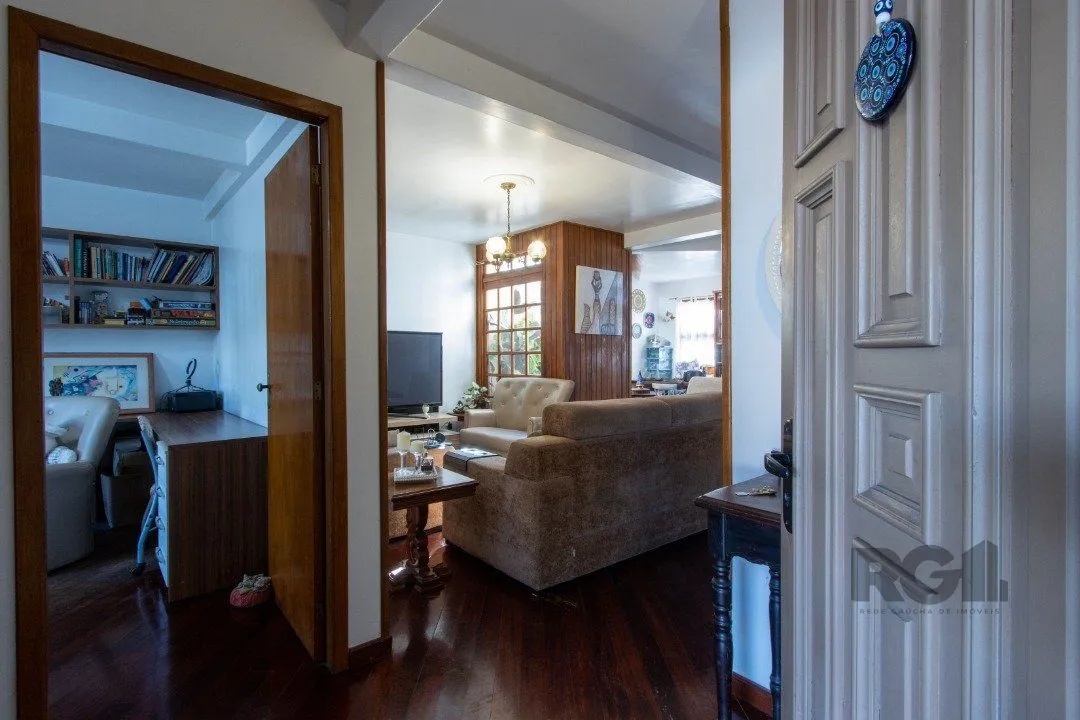 Imagem Casa de alvenaria, 3 quartos, 1 suíte, 4 banheiros e 5 vagas de garagem.