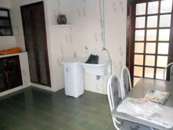 Imagem CASA EM DOIS LOTES - LADO LINHA - PISCINA