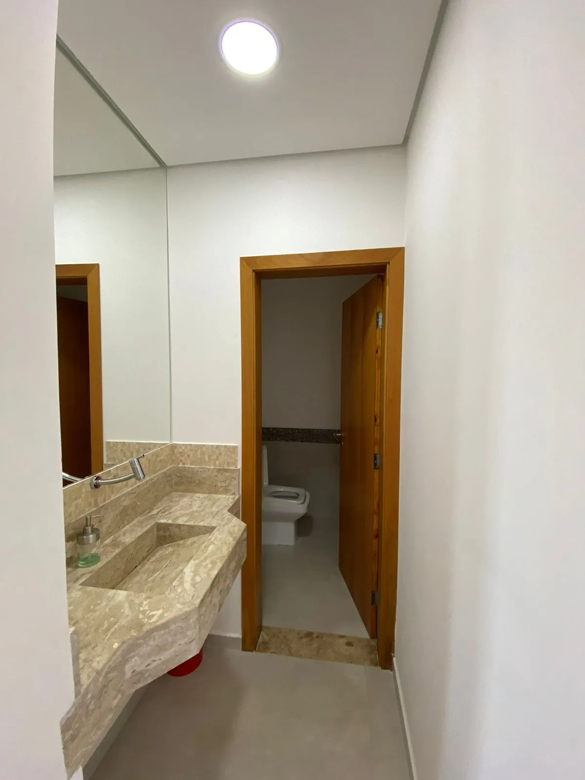 Imagem Sobrado de Alto Padrão no Condominio Resort Riviera de Santa Cristina XIII com 3.000M² de terreno com acesso privativo a represa