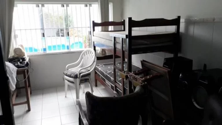 Imagem CASA COM 5 DORMITORIOS PERTINHO DA PRAIA