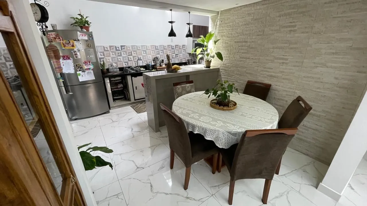 Imagem Casa com 3 dormitórios no bairro Humaitá