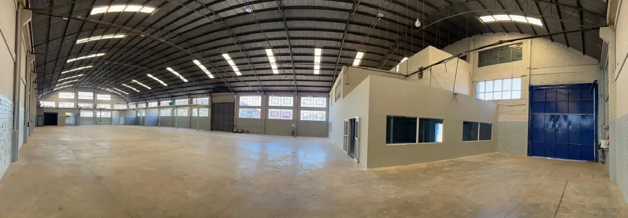 Imagem MÁFFER IMÓVEIS ALUGA - OPORTUNIDADE COMERCIAL IMPERDÍVEL! Localização estratégica: Próximo ao Aeroporto Salgado Filho, com fácil acesso logístico e viário. Área total: 3.351,30 m² Amplo estacionamento: Espaço para automóveis, motos e caminhões ️ Pavilhão 