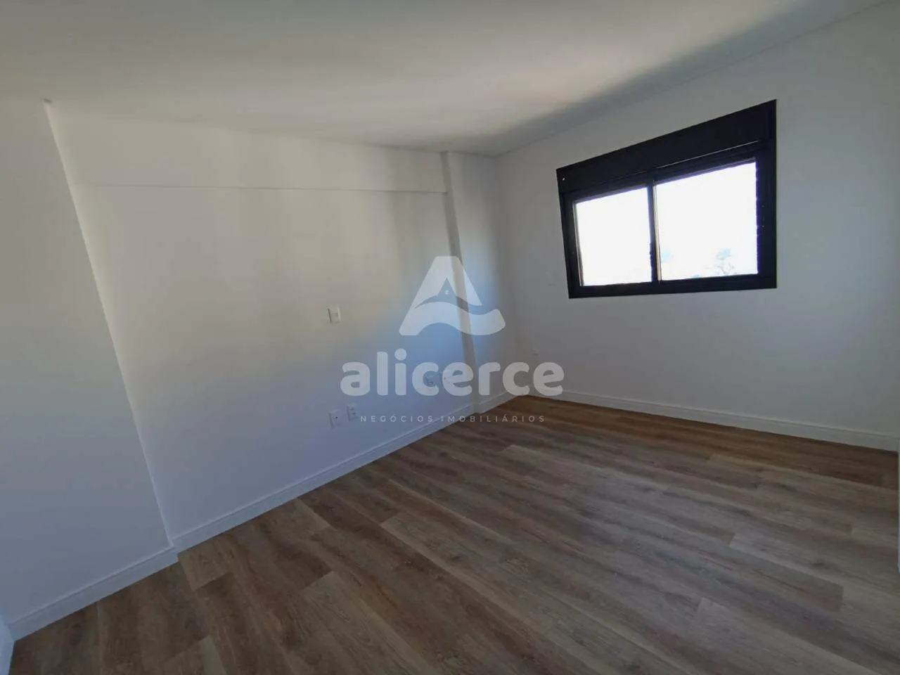 Imagem Apartamento à venda no bairro Floresta com 4 dormitórios com 01 suíte master.