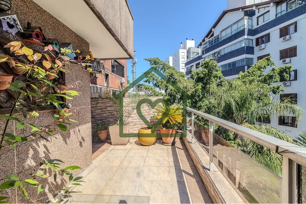 Imagem Cobertura duplex com 296 m² privativos, três dormitórios (sendo uma suíte) e três vagas de gara...