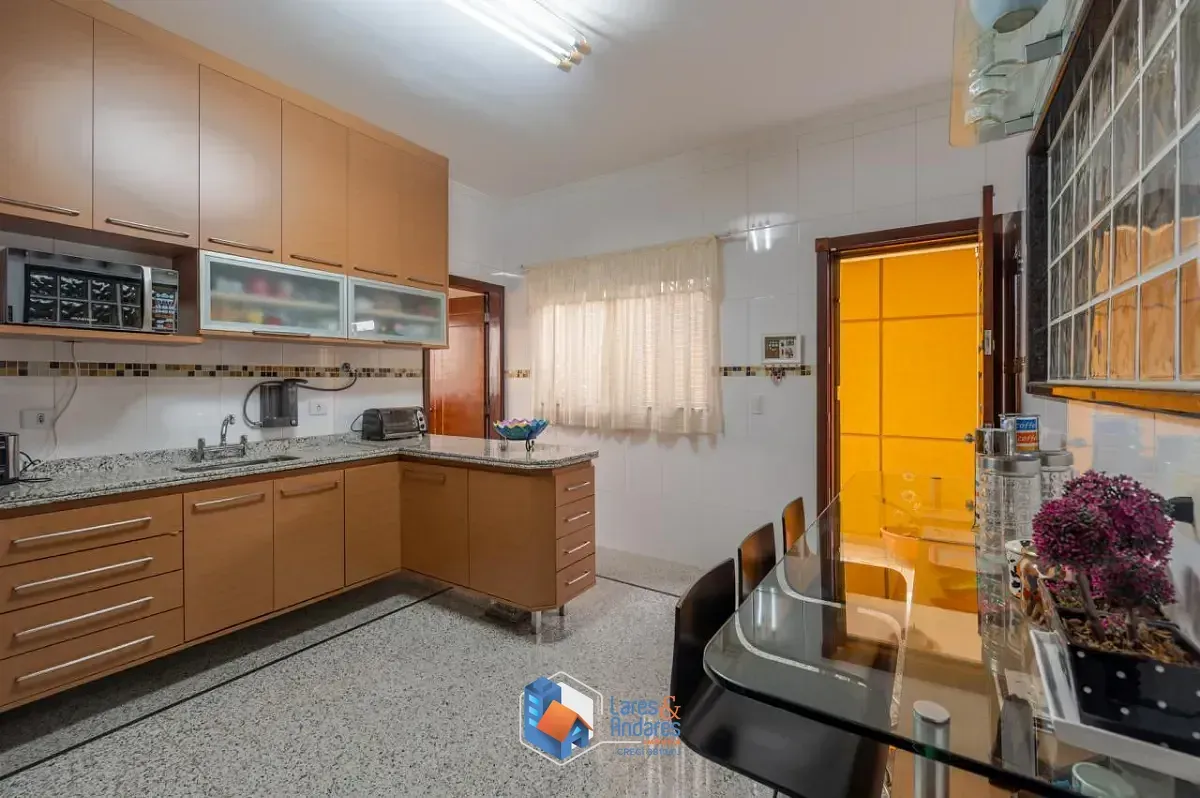 Imagem Sobrado para venda em Chácara Inglesa com 3 quartos, sendo 3 suítes, 300m²