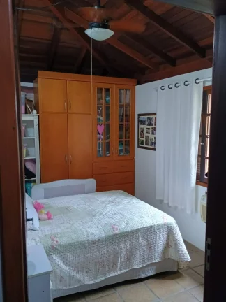 Imagem Espaçosa casa em Garopaba-SC: 3 dormitórios, suíte, jardim e documentação completa.