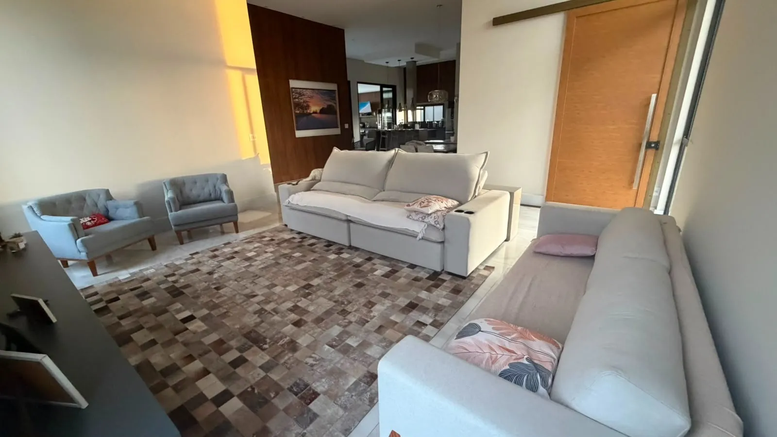 Imagem Casa de Alto Padrão à Venda no Village Ipanema I, Araçoiaba da Serra. 1.030 m² de terreno | 313 m² construídos | 3 suítes | 4 vagas | Piscina aquecida