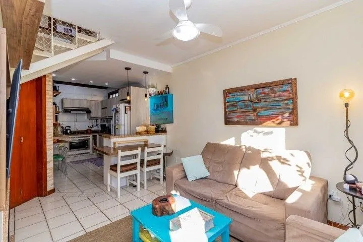 Imagem Casa de 3 dormitórios, em condomínio fechado na zona sul de Porto Alegre, com lareira, churrasqueira e vaga de garagem.