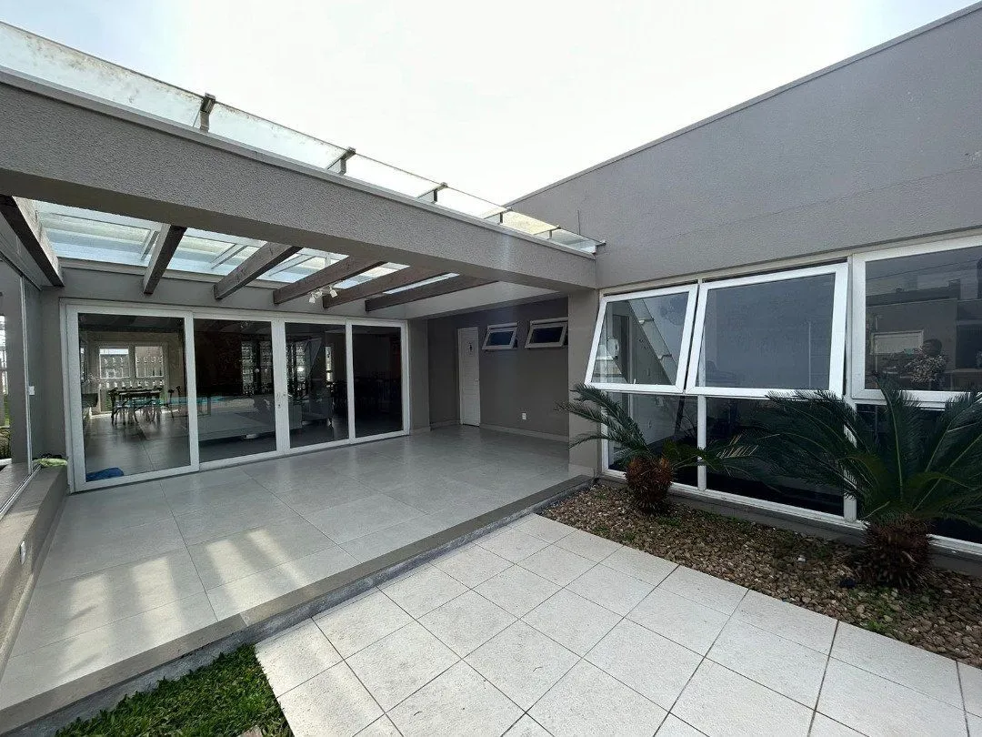 Imagem Casa em condominio com excelente padrão construtivo, possui 3 dormitórios, sendo 1 suíte máster com closet e sacada