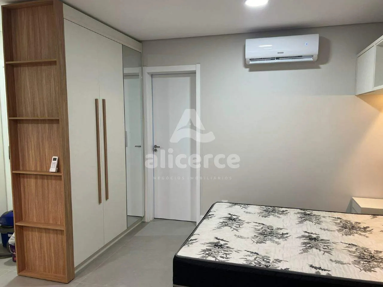 Imagem Studio Mobiliado com Churrasqueira e Garagem em Condomínio Completo no Campeche