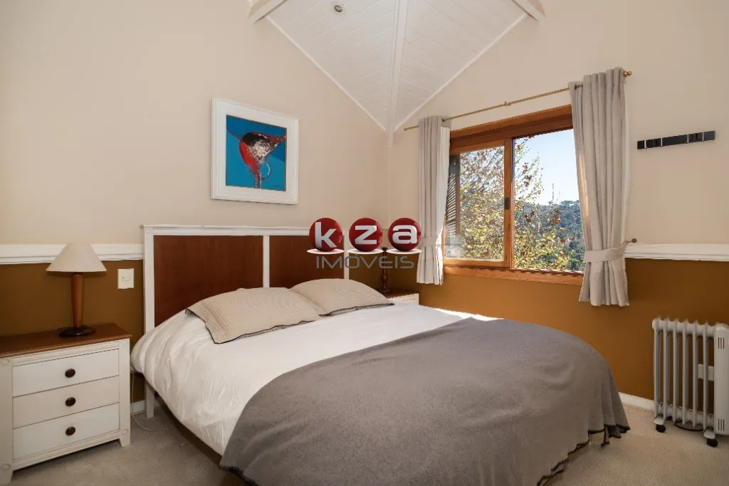 Imagem Casa de Luxo à Venda em Campos do Jordão - Green Hills Village: 5 Quartos, 3 Suítes, 3 Salas, 8 Banheiros, 3 Vagas, 300m².