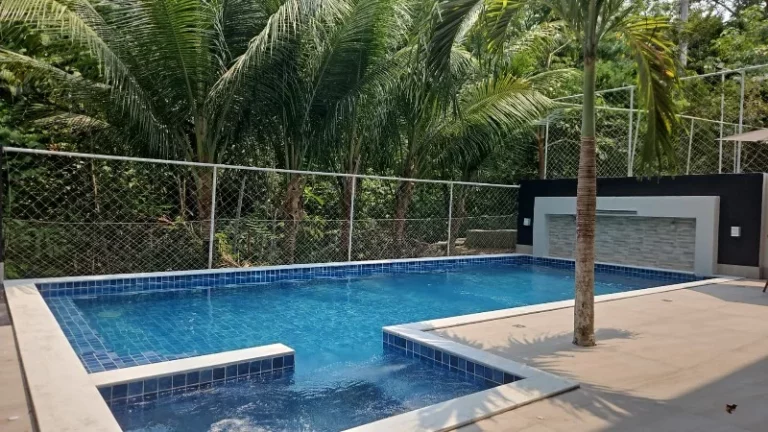 Imagem Casa Espetacular na Ponta Negra ,em um grande terreno, a casa conta, com 4 suítes, piscina , energia solar , campo de futebol, aceita financiamento