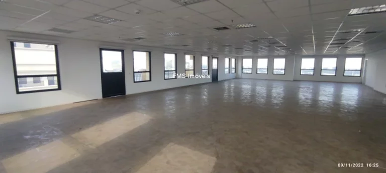 Imagem Aluga-se Meio Prédio Comercial de 6.059m² em Barueri com Elevador e Estacionamento