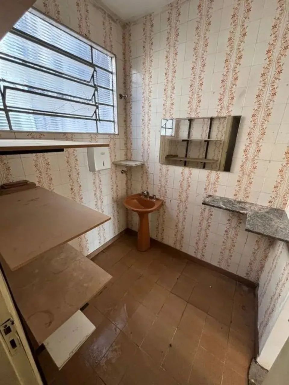 Imagem Casa comercial para locação em Sorocaba-SP na Vila Trujillo: 3 quartos, 1 suíte, 1 sala, 2 banheiros, 138m² de área.