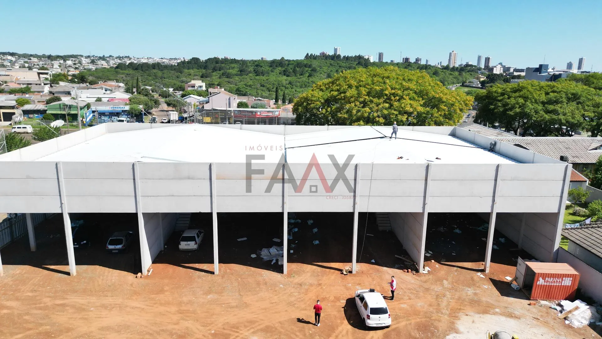 Imagem Sala comercial no Bonsucesso com amplo espaço de estacionamento sala tendo 300m
