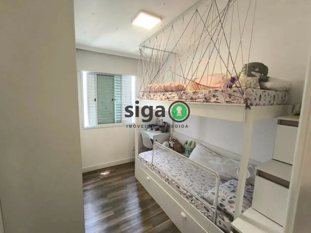 Imagem Casa sofisticada com jacuzzi privativa e acabamento contemporâneo.