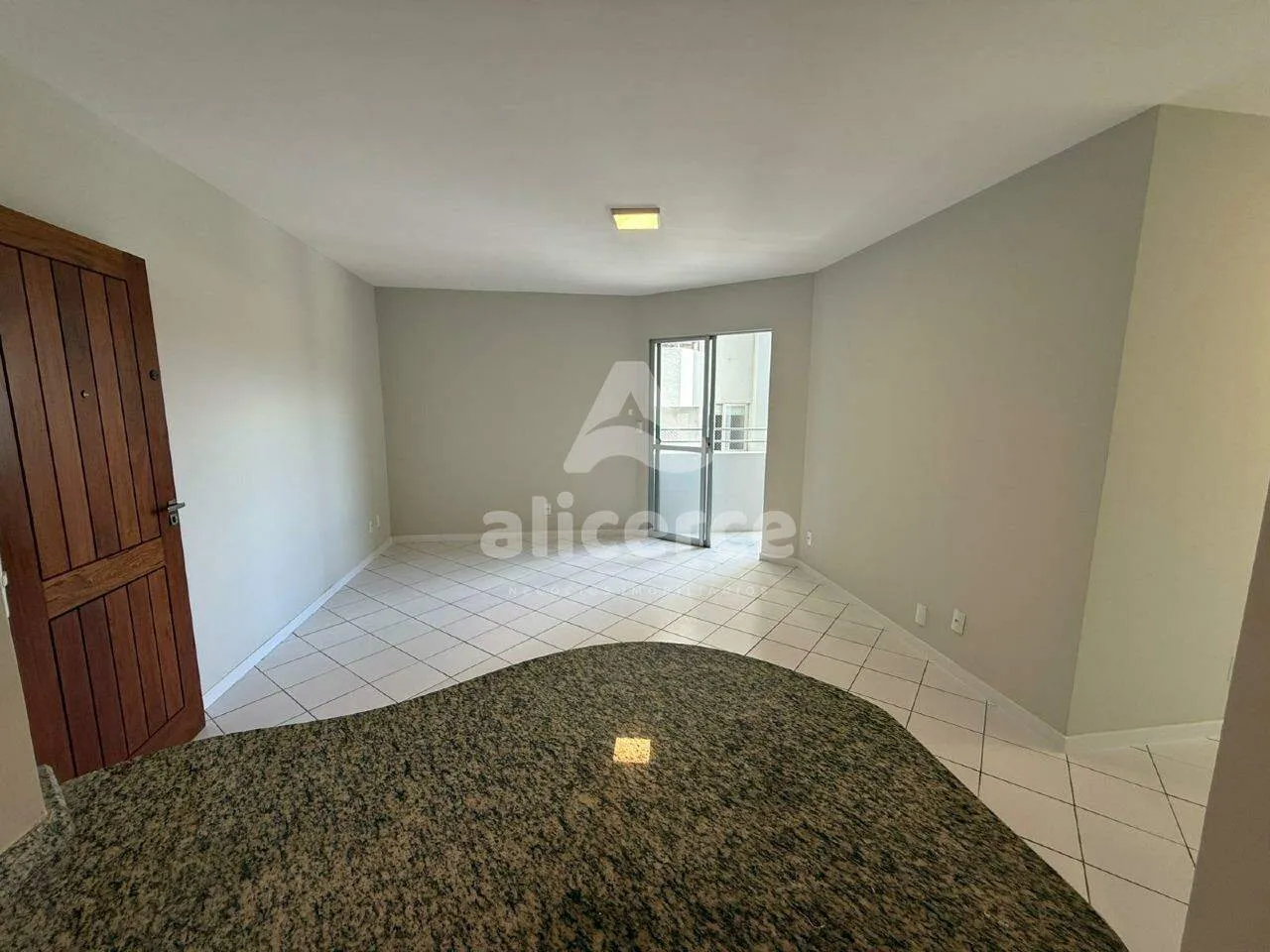 Imagem Apartamento recém reformado, 3 dorm. com suíte, sol da manhã e vista livre em Barreiros - São José - SC