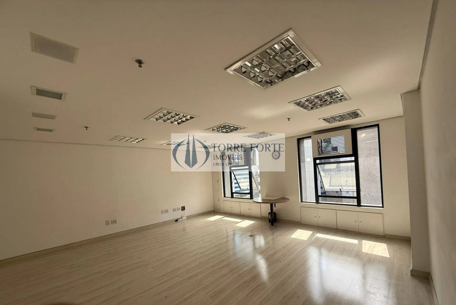 Imagem Ótima sala comercial com 42 m², 1 banheiro, 1 vaga de garagem, no Brooklin