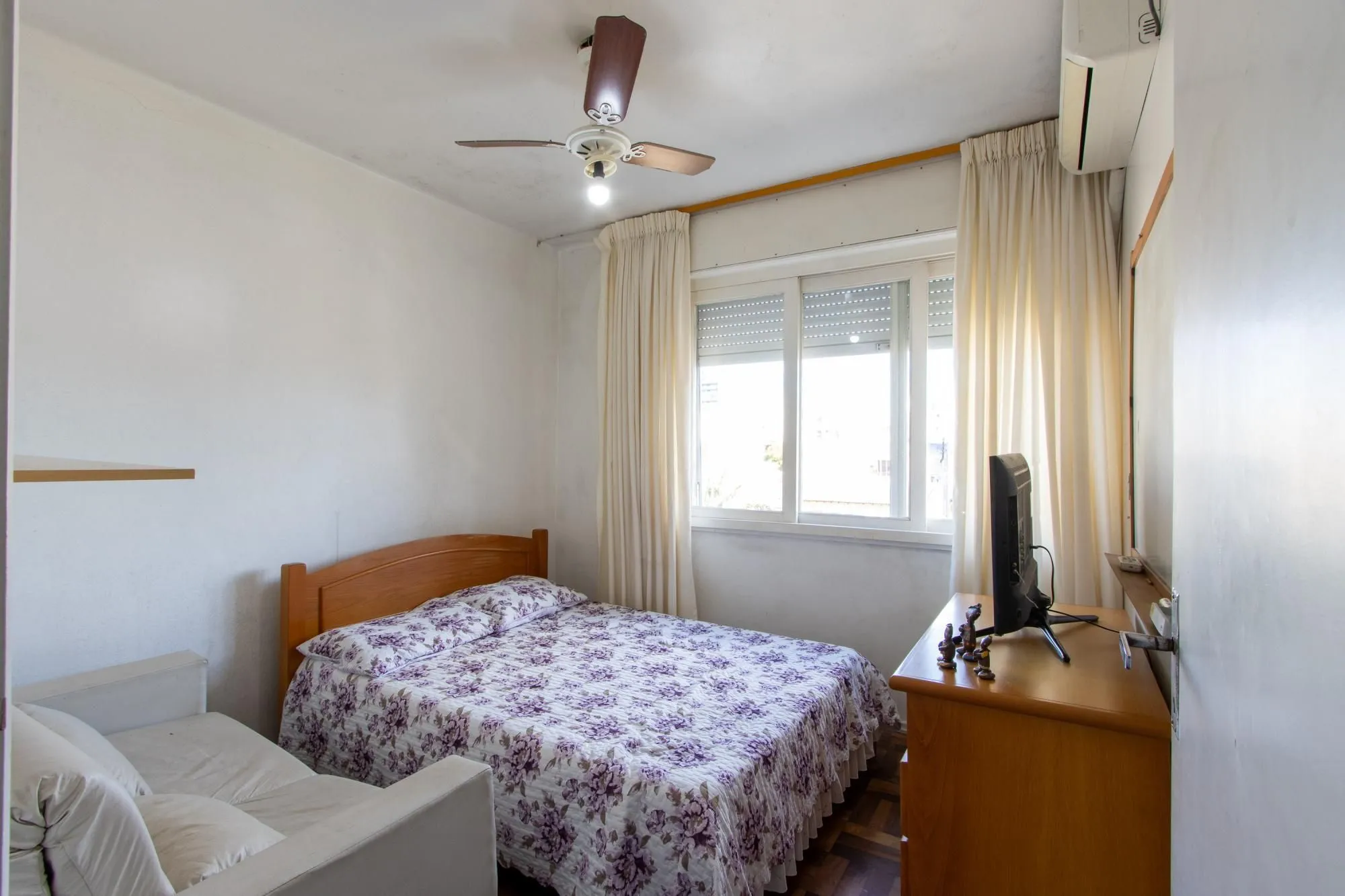 Imagem Apartamento de 3 dormitórios com uma vaga de garagem à venda no bairro Menino Deus - Porto Alegre