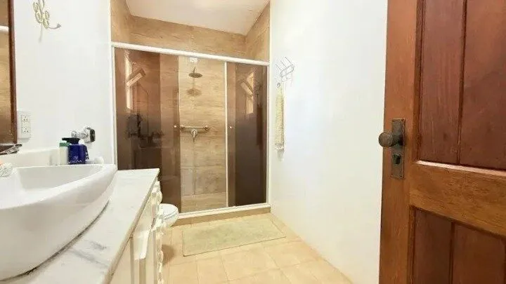Imagem Casa de 4 dormitórios, uma suíte, pátio com piscina nos fundos e espaço para até 3 carros no Chácara das Pedras