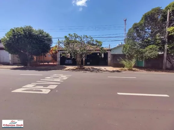 Casa Térrea à Venda no Centro de Campo Grande/MS contendo 1 Suíte + 2 Dormitórios + Sala Ampla e 3 Vagas em 204,16 m2 de Área Útil + 500 m2 de Terreno em Rua Rui Barbosa