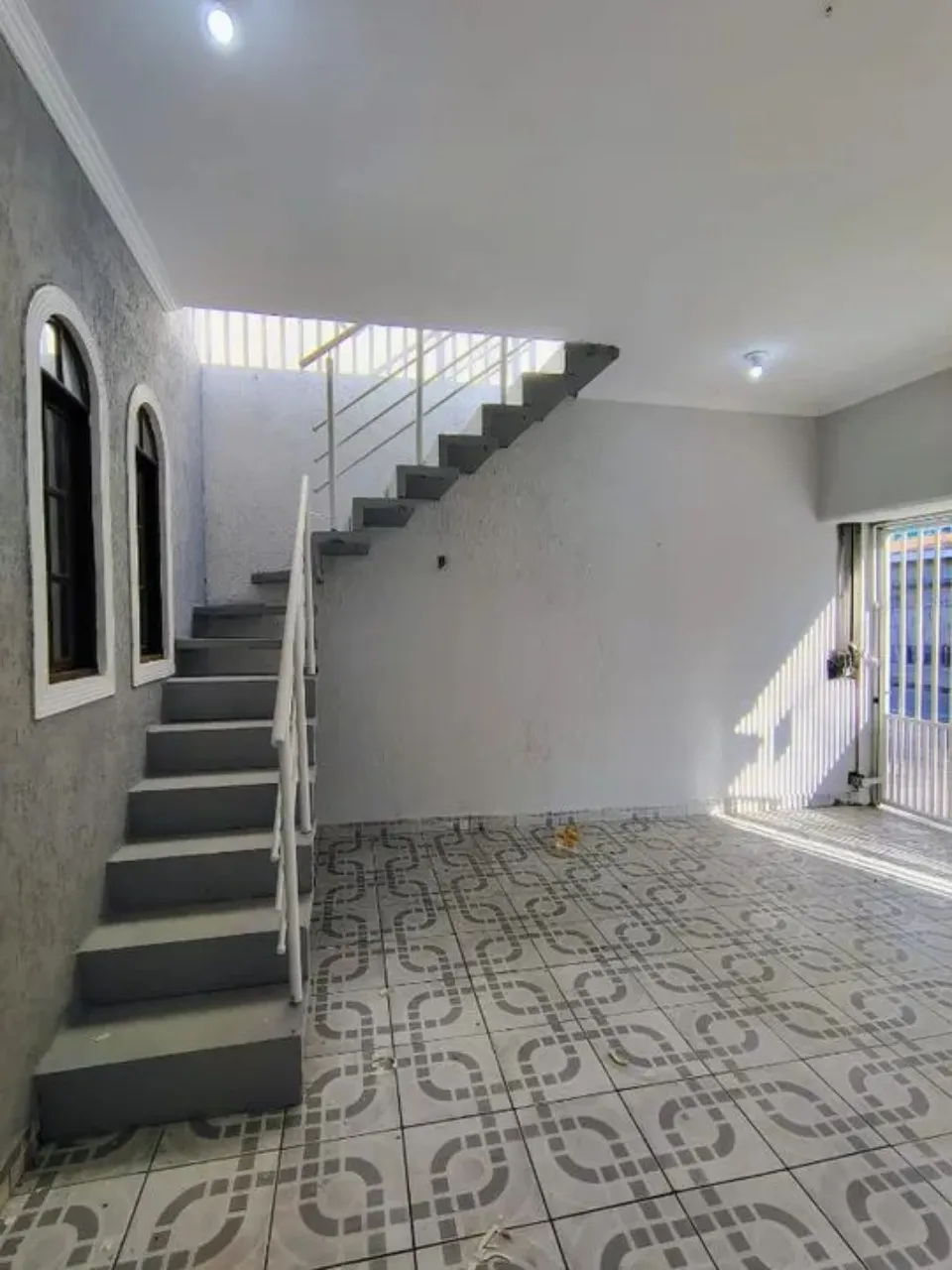 Imagem Casa Comercial à Venda em Sorocaba-SP, Jardim Pacaembu: 2 Quartos, 1 Sala, 2 Banheiros, 2 Vagas de Garagem!