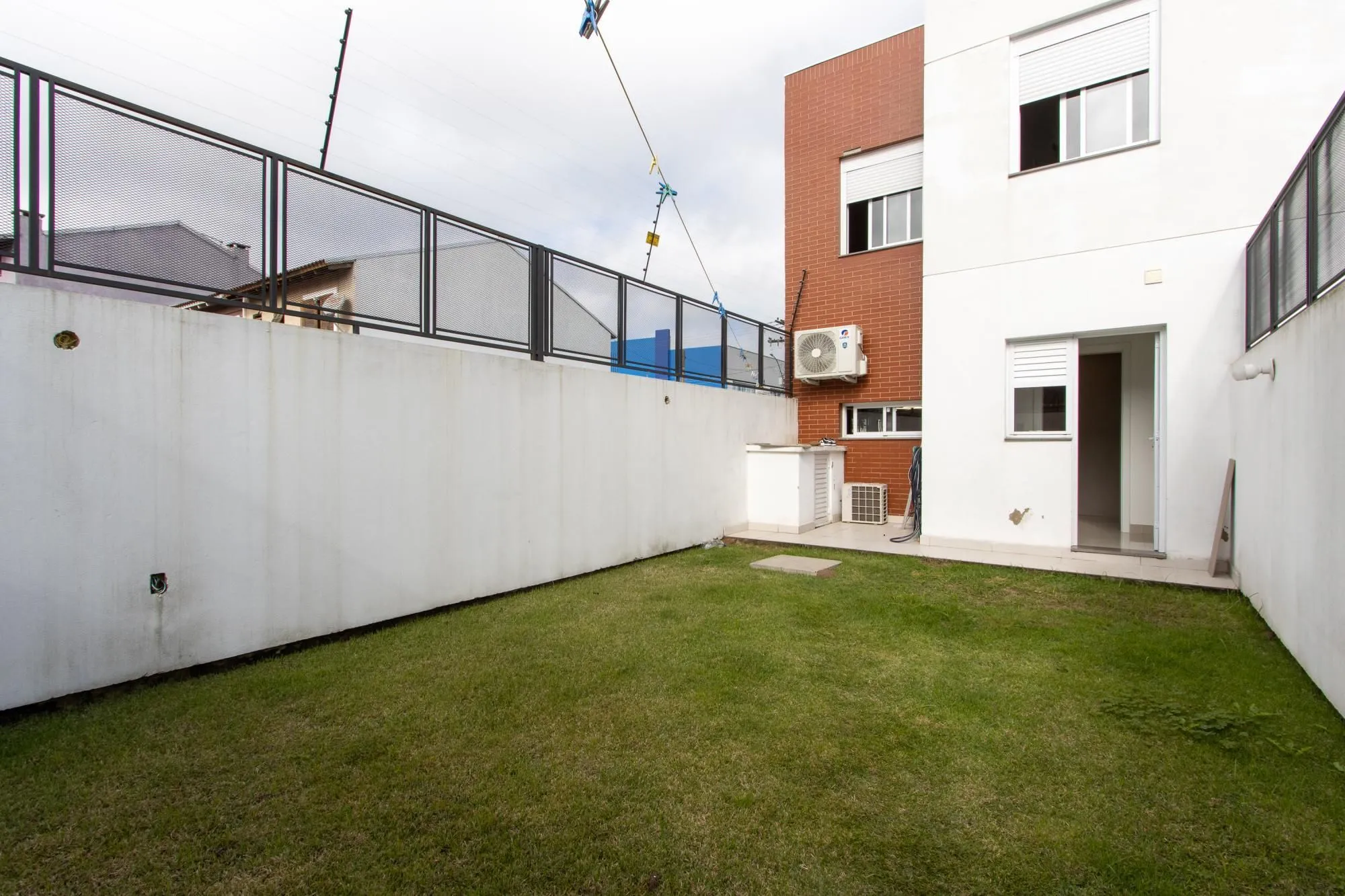 Imagem Sobrado para Venda - 95,16m², 3 dormitórios, sendo 1 suites, 2 vagas - Hípica