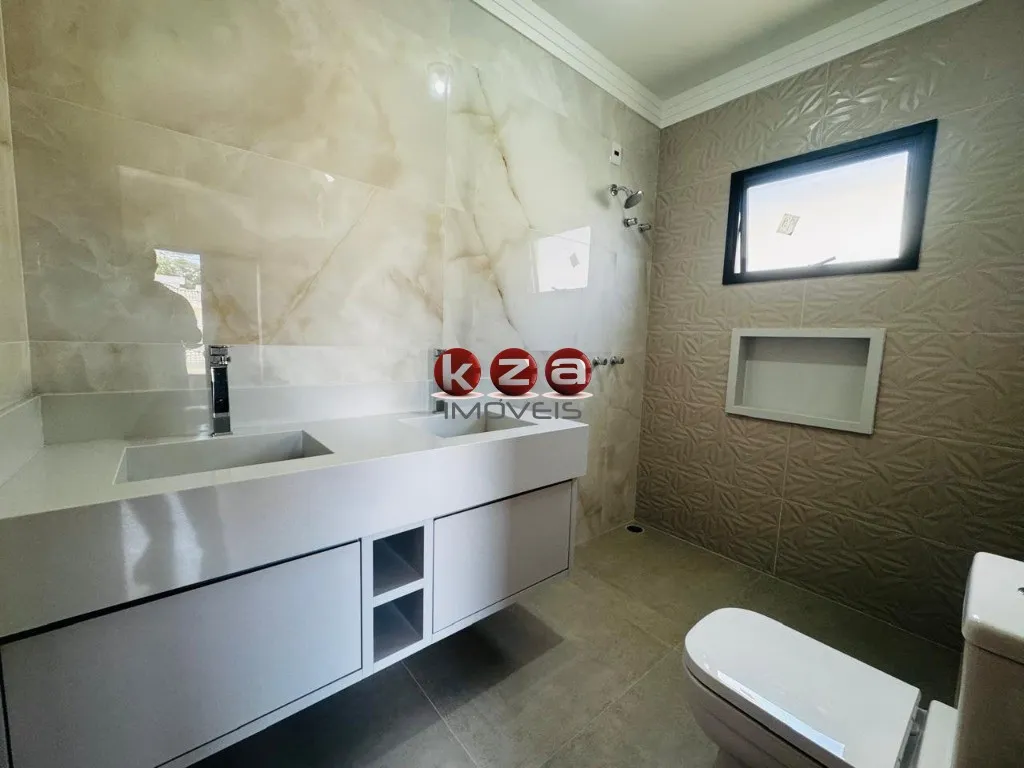 Imagem Casa de alto padrão a venda no Condomínio Portal do Jequitibá em Valinhos-SP: 4 quartos, 3 suítes, 4 vagas de garagem, 244m² de área.
