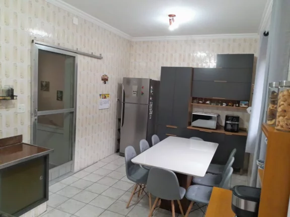 Imagem Sobreposta Alta, com Garagem Fechada, Ponta da Praia