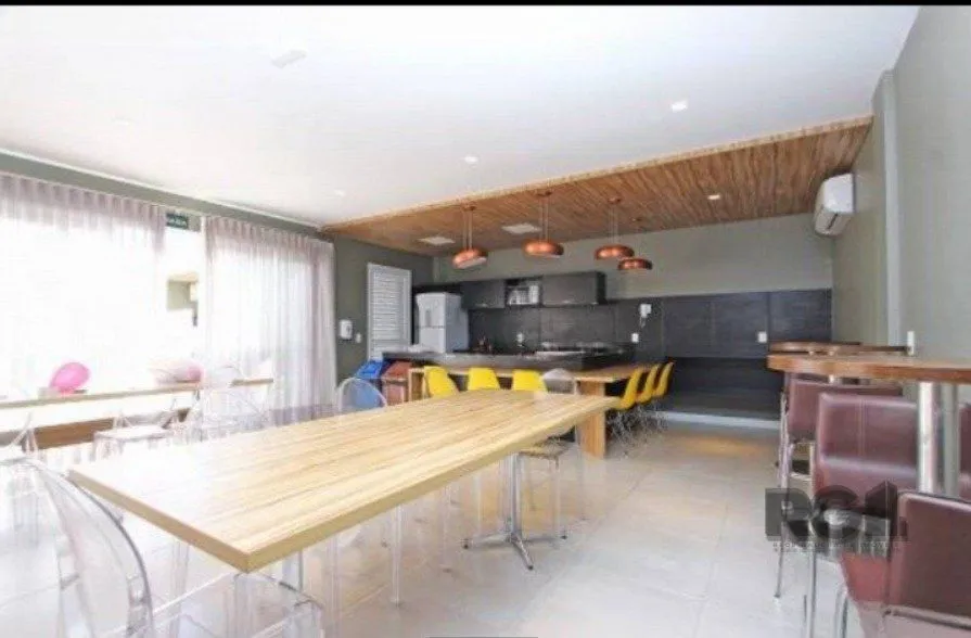 Imagem Apartamento com 75m² privativos, 3 dormitórios sendo 1 suíte, living dois ambientes, imóvel arejado e iluminado.