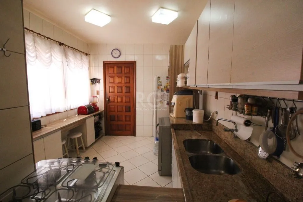 Imagem Casa Com 4 dormitórios para Comprar , 350 m²- Chácara das Pedras - Porto Alegre