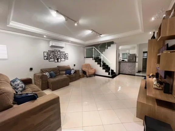 Imagem Sobrado à Venda - 3 Dorms (1 Suíte) | Planejados | Churrasqueira | R$ 630.000