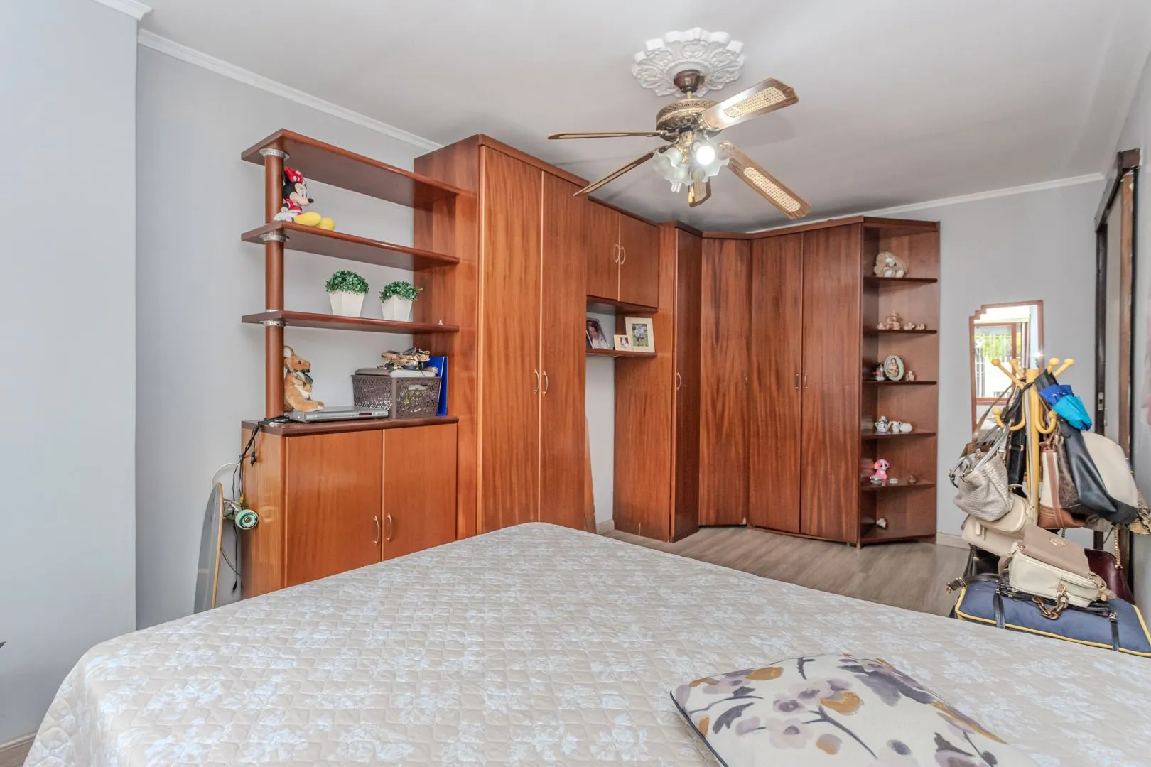 Imagem Prédio Residencial no Passo D'areia com 8 dormitórios e 8 vagas