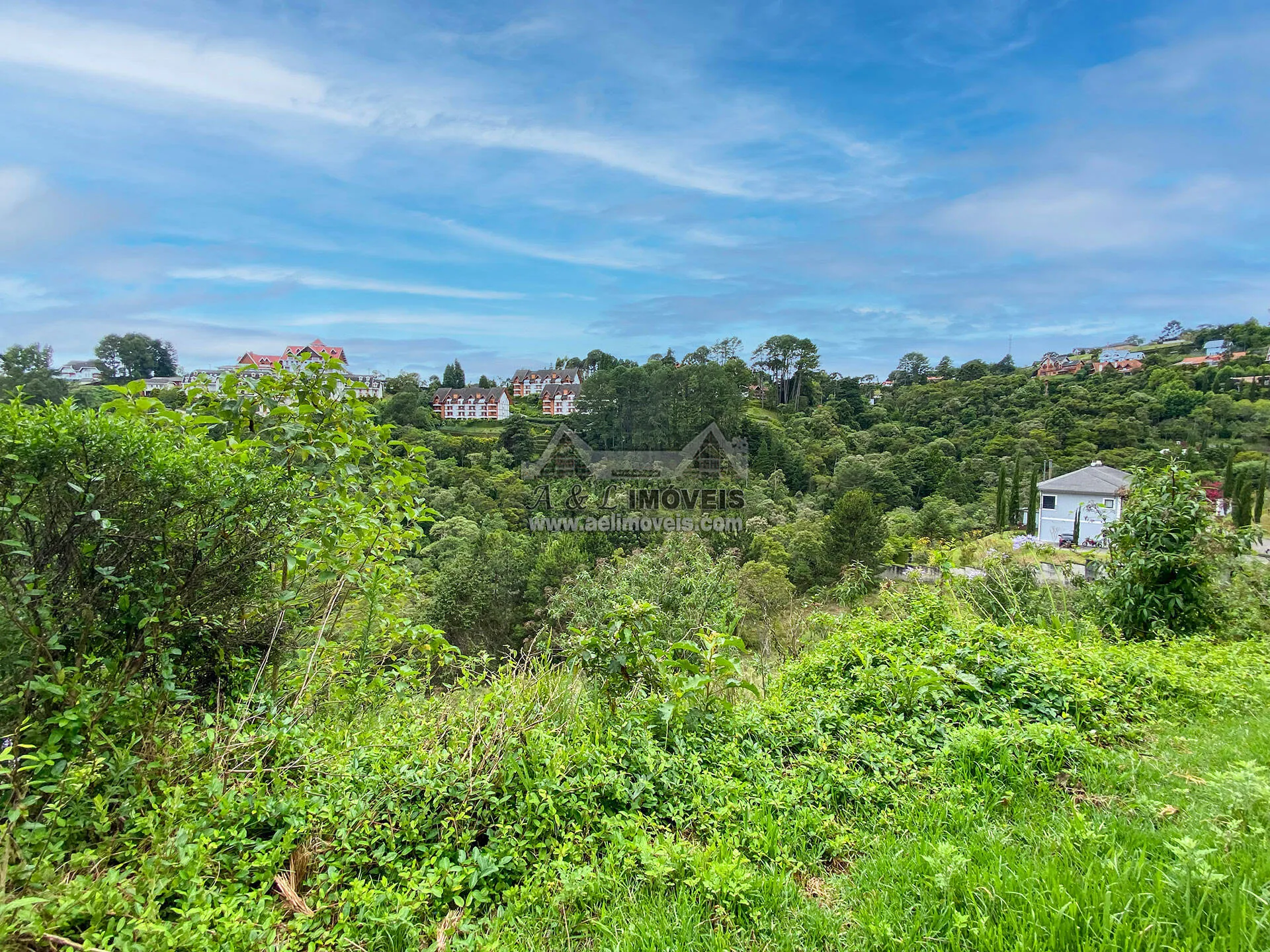 Imagem Terreno à venda em Campos do Jordão - Em bairro nobre com vista panorâmica
