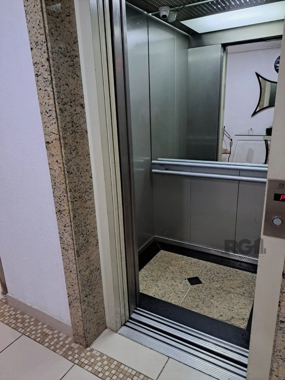 Imagem Apartamento de 2 quartos, suíte e 2 vagas de garagem no bairro Bom Fim em POA/RS