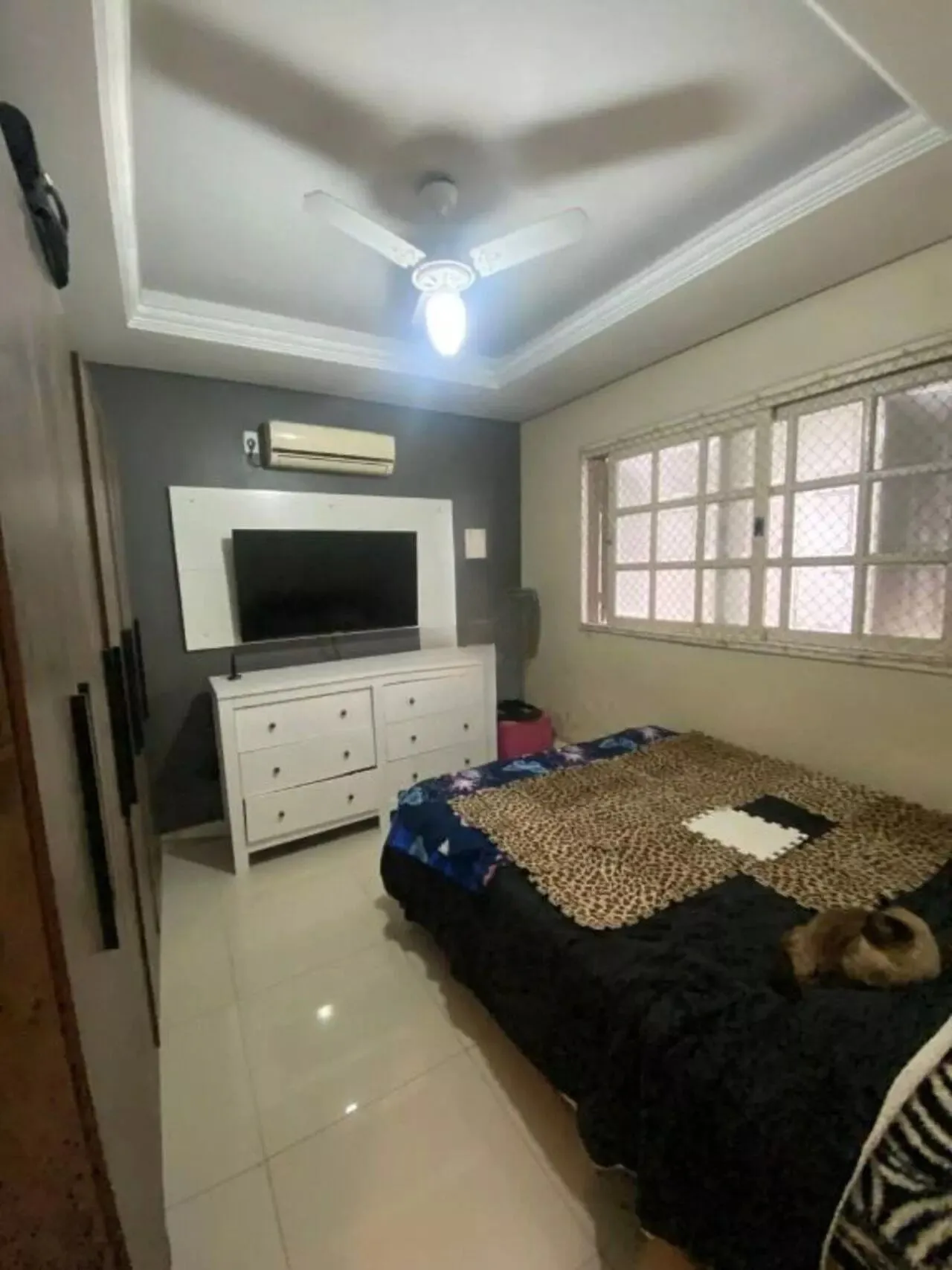 Imagem Casa com Duas Residências e Pátio Amplo no Bairro Tranquilo
