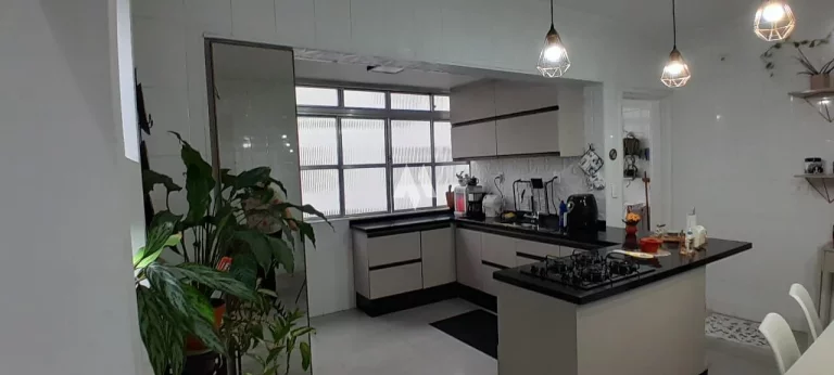 Imagem APARTAMENTO FRENTE NO BAIRRO EMBARÉ COM 3 QUARTOS (01 SUÍTE) + DEPENDÊNCIA COMPLETA, VISTA LIVRE, 01 QUADRA DA PRAIA.