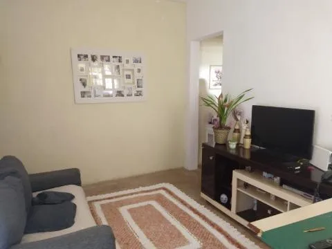Imagem VENDA DE SOBRADO NO JORDANÓPOLIS, EM ARUJÁ/SP, 80m² c/ 2 quartos, sala de estar, churrasqueira, quintal com vista linda, jardim e 5 vagas CONSULTE-NOS