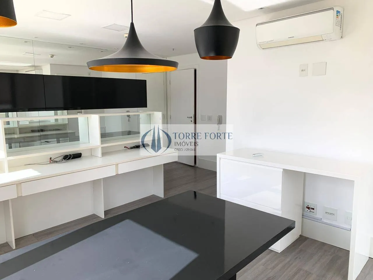 Imagem Ótima sala comercial com 35 m² 1 banheiro 1 copa, varanda 1 vaga de garagem
