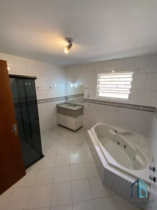 Imagem Sobrado em condomínio, 03 quartos c/suíte, área Gourmet com Churrasqueira no Bairro Guabirotuba em Curitiba PR