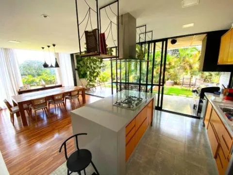 Imagem VENDA E LOCAÇÃO DE CASA NO CONDOMÍNIO REAL PARK, EM ARUJÁ/SP, 390m² com 3 suítes, piscina aquecida, 04 salas e garagem para 04 autos. CONSULTE-NOS