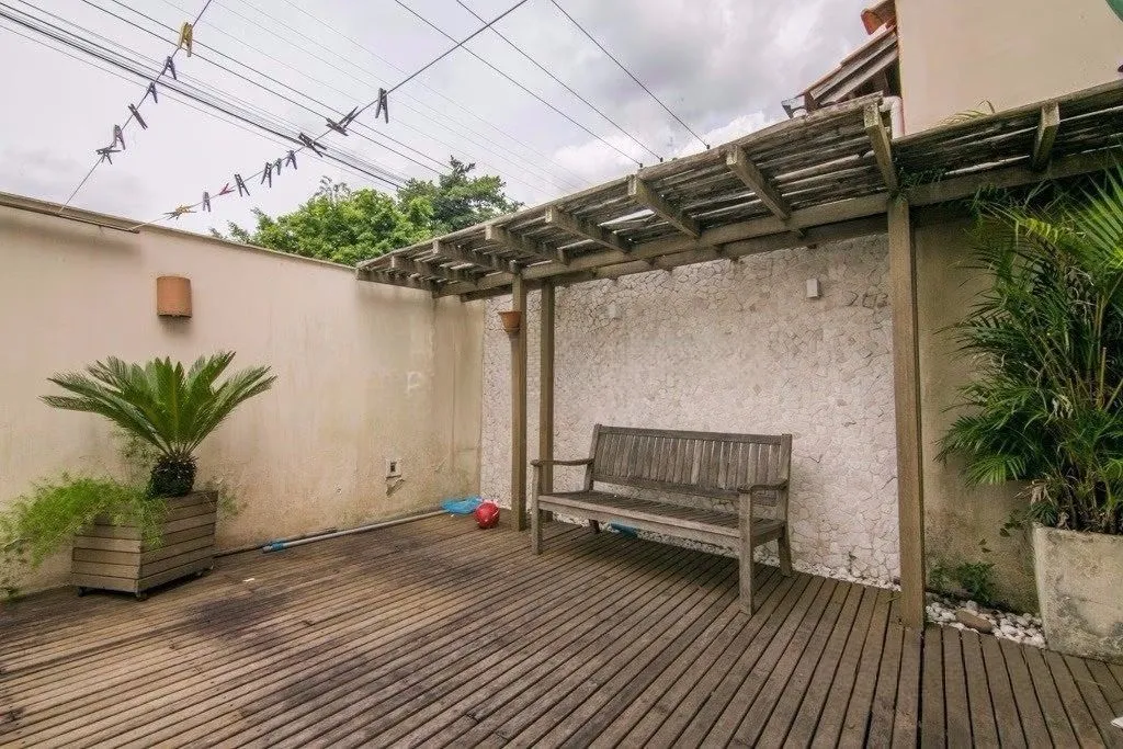 Imagem Casa de esquina com 6 dormitórios, 430m², piscina, 4 vagas