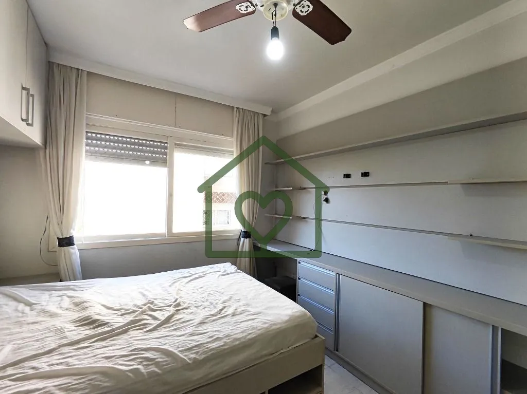 Imagem Apartamento de 3 dormitórios, semi mobiliado, com vaga de garagem no bairro Cavalhada. Living esten...