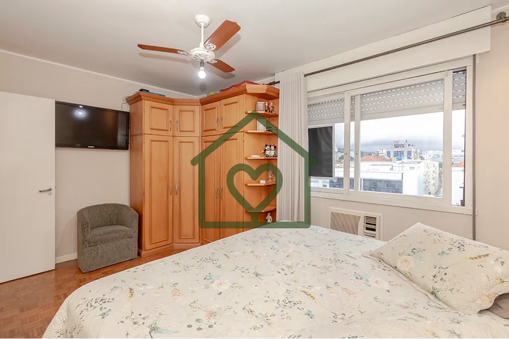Imagem Descubra o seu novo lar em Porto Alegre! Este excelente apartamento de 130 metros quadrados, localiz...